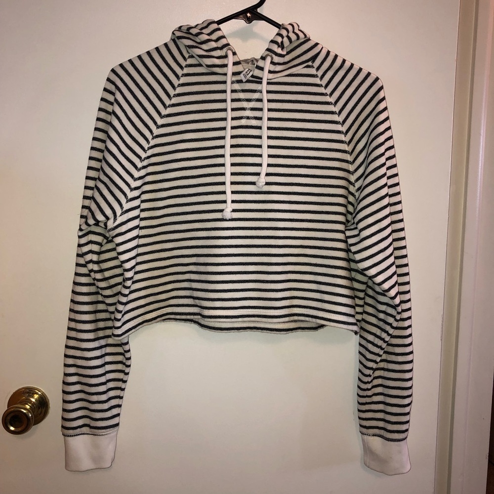Divided H&M SWhite/Black Half Cropped Sweatshirt
